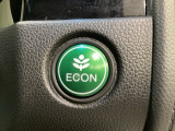 ECONモードをONにするとアクセルペダルの動きに対するエンジンの反応とエアコンの制御を切り換えることで、燃費のいい運転をするドライバーがペダルを踏んだ時と同じようにエンジンを制御します。
