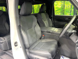 運転席まわりには十分なスペースがあり、大柄な方でもゆったり運転していただける環境です。