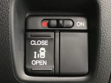 【片側パワースライドドア】片側がパワースライドドアになっており、運転席のスイッチやスマートキーでも開閉が可能です!開口部も広いので乗り降りも楽々♪