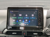 日産純正9インチメモリーナビ(MM223D-L)装備。スマートフォンによる部分地図更新、Bluetooth接続での音楽視聴、快適な画面操作と高音質なオーディオ再生。