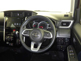 運転席まわりです。 各操作スイッチは使いやすい位置に配置されてます。