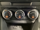 空調スイッチ類は最近流行のタッチパネル式ではなく、運転中でも直感的に操作できるダイヤル式を採用しております。