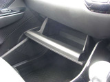車検証などの嵩張るお荷物は、助手席前の大型のグローブBOXにお入れ下さい☆