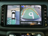 自車を真上から見下ろすように映し出すので周囲の状況が分かるアラウンドビューモニター搭載。フロントカメラとしても使用できます。車庫入れなど苦手な人の頼りになる助っ人です。