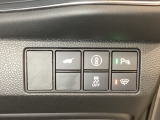 ハンドルの右側にHondaセンシング用のメインスイッチとパワーテールゲートスイッチがついています。パワーテールゲートスイッチは車内からでもテールゲートの開け閉めを電動でできます。