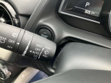 『センサーワイパー』 雨粒の量を感知して自動で、拭き取ってくれるオート機能つき。センサーの感度もダイヤルで調整可能。 拭取るスピードもお任せで便利です。