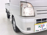 明るいライトが夜道を明るく照らしてくれます。 運転する上で、道路状況をいかに早く認識できるか重要なポイントです。 白色光が暗い道も明るく照らしてくれますよ。