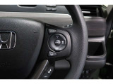 Hondaセンシングの機能のひとつ、アダプティブクルーズコントロール付!アクセルから足を離しても設定したスピードと前車との車間を保ち走行してくれます!車線維持もアシスト☆高速道路で疲労軽減ですね☆