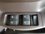 パワーウィンドウスイッチで運転席から全席の窓の開閉ができます。