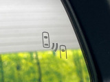 【ブラインドスポットモニター】走行中、ドアミラーの死角になりやすい箇所に後続車が接近するとサイドミラーのレンズに警告を表示!ドライバーに注意喚起をしてくれます。