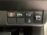衝突の危険がある時に警告してくれる衝突軽減ブレーキ。車線を外れそうな時に警告し、ステアリング制御してくれる路外逸脱制御機能搭載!