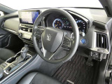 【運転席まわり】・・・ハンドルやシートなども隅々までクリーニング済み。キレイな車内でドライブがより一層快適にお楽しみいただけると思います。