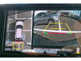 パノラミックビューモニター付きです。車両を上から見たような映像をディスプレイオーディオ画面に表示。運転席からの目視だけでは見にくい、車両周辺の状況をリアルタイムでしっかり確認できます。