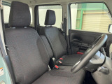 運転席まわりには十分なスペースがあり、大柄な方でもゆったり運転していただける環境です。