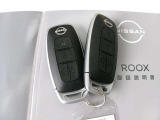 インテリジェントキーを携帯していれば、リクエストスイッチを軽く押すだけでドアのロック・アンロックが可能です。