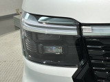 LEDヘッドライトは、点灯の瞬間から最大光量を発揮し、突然暗くなるトンネルなどでの安定感を高めます。
