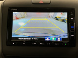 リバースギアに入れるだけで後方の表示へ切り替わります。夜間や雨の日の駐車も楽になりますよ。