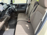 水平基調のインパネは運転者の広い視覚を確保しています。右左折時に歩行者の存在を気づきやすい工夫もされています。
