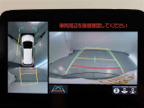 パノラミックビューモニター付きです。車両を上から見たような映像をモニター画面に表示。運転席からの目視では見にくい、車両周辺の状況をリアルタイムでしっかり確認できます。
