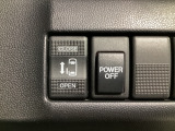 電動スライドドアは左側にのみ装備しております。