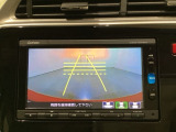 バックでの車庫入れも安心です! リアカメラが付いているバックモニター付のナビを装備しております。操作線もついており距離感も画面から確認できます。