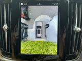 【360&deg;ビューカメラ】4台の高解像度カメラで360度の鳥瞰図を表示。隣の車や壁、死角にある障害物などを画面で確認できるため、狭いスペースでの駐車・出入りも安心です。