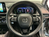 運転にかかわる様々な操作を安全に行えるように視点移動が少なく操作性に配慮されたスイッチ類が凝縮されたコクピットです。