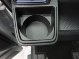 カップホルダーは運転席や助手席からちょうど手の届く位置です!!
