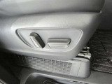 運転席のシート調整を電動で調整できます。無段階調整なので、どなたにもピッタリの調整が可能です。