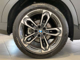 BMWの純正アロイホイールは軽量かつ強度にも優れているホイールで走行性能を引き上げる設計になっております。足元にもBMWは妥協がなくこだわっている個所になります。