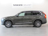 北欧らしさあふれる知的な美を形にしたラグジュアリーSUV、XC90。大胆でありながらもエレガントなスタイリングは、見る人の目に磨き上げられた強さを深く印象づけます。