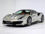 ボディ中央には、「Grigio Ferro Met」と「Argento Nurburgring」を組み合わせた特注のレーシングストライプが施されます。