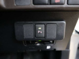 コーナーセンサーを車の前後に装備。障害物までの距離に応じて警告音を変えてお知らせ。縦列駐車時や駐車場・車庫などでの取り回しをサポートします。詳細は販売店スタッフまでおたずねください。