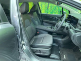 【合皮レザーシート】汚れのふき取りが容易でメンテナンスもが簡単な、機能性に優れる合成皮革を採用した上質なシートです。座り心地もよく、高級感あふれる心地良い車内空間を演出してくれます。