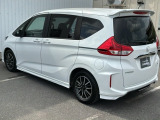 コンビネーションランプを高い位置に配置、後続車に見やすいデザインで安全にも配慮。