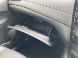 グローブボックス。車検証ブックや小物などが収納できるスペースがあります。