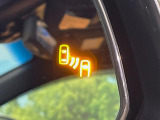 【ブラインドスポットモニター】走行中、ドアミラーの死角になりやすい箇所に後続車が接近するとサイドミラーのレンズに警告を表示!ドライバーに注意喚起をしてくれます。
