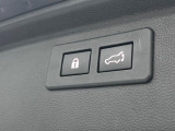 【パワーバックドア】スマートキーや運転席のボタンを押すだけでリアゲートが自動で開閉します!荷物を持っている時や、高い位置にあるバックドアを閉める際に便利な機能です♪