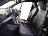 厚みがあって、座り心地のいいソファのようなシート。運転的も助手席もリラックスしてゆったりと座れます。