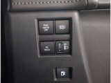 お車のキーはスマートキーです。キーを身につけた状態で車に近づき、ドアロックの解錠や施錠操作が出来ます。雨の日など両手がふさがっている時など、とっても便利ですね。