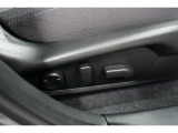&rdquo;電動シートを装備。お客様に安全に運転頂けるよう座席の位置、座面の上げ下げやリクライニングの加減も細やかな設定を可能にしました。&rdquo;