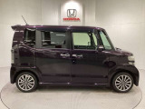 バックでの車庫入れも安心です! リアカメラが付いているバックモニター付のナビを装備しております。操作線もついており距離感も画面から確認できます。