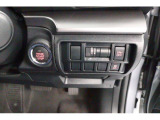 ステアリングコラム右側には運転制御系の物理スイッチを配しています。 の人に触られることなく、操作感もしっかり間違いのない操作が可能です。