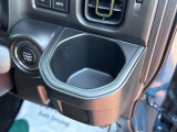 [ドリンクホルダー]お気に入りのドリンクを片手に、快適なドライブを♪500mlペットボトルも置けます!