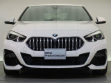 【キドニーグリル】BMWの代名詞。一目見ただけでBMWであると認識できる確固たるアイコンとして存在感を放ちます。