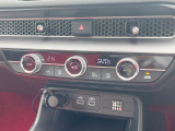 【左右独立型フルオートエアコン】運転席と助手席でそれぞれお好みの温度に設定可能。同乗者にも配慮した、快適な空調をお届け致します。