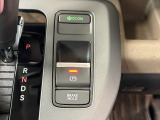 電子制御パーキングブレーキは信号待ちでも便利。いつもより運転がラクになるはずです。
