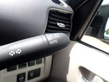 オートライト機能が装備されており暗い場所に入ると車両が検知しライトのON・OFFを自動的に切り替えてくれますので非常に便利な装備です♪