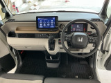 【前方視界】開放的な前方視界!運転がしやすく疲れにくいです♪窓が大きく、見通しがとっても良いおクルマですよ♪