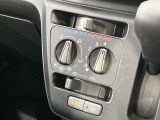 【オートエアコン】一度お好みの温度に設定すれば、車内の温度を検知し風量や温度を自動で調整。暑い&hellip;寒い&hellip;と何度もスイッチ操作をする必要はありません。快適な車内空間には必須の機能ですね♪